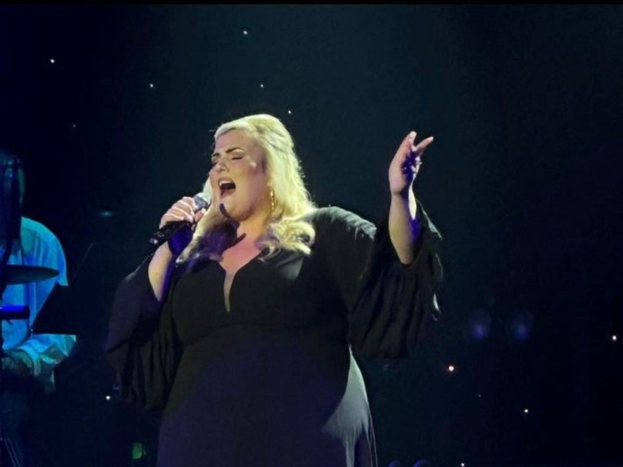 Adele Abbie Edvards 710x568