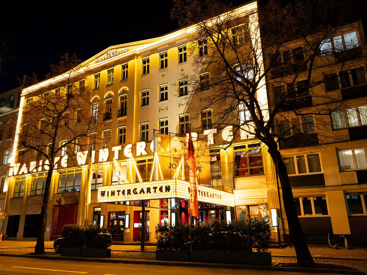 Beispielbild: DISCO - Acrobatics, Dinner & Dance im Wintergarten Varieté Berlin mit Ticket und Hotel – Wintergarten Varieté Berlin – Dem Staunen gewidmet
