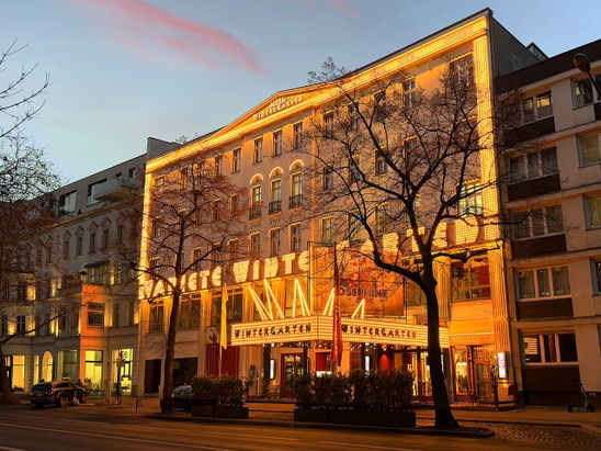 Beispielbild: AHOI - Swing, Dinner & Acrobatics im Wintergarten Varieté Berlin mit Ticket und Hotel – Wintergarten Varieté Berlin – Dem Staunen gewidmet