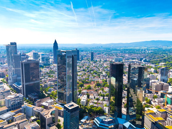 vorschaubild sehnsucht: der blick aus dem höchsten hotelfenster