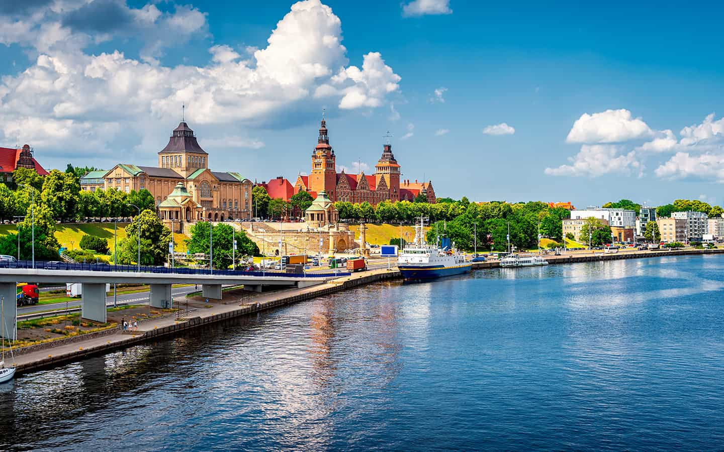 Luftbild von Chrobry Shafts, Waly Chrobrego, verputzte Schiffe und Burgen, wie Gebäude des Nationalmuseums und des Passport Büros, Szczecin, Polen (1)